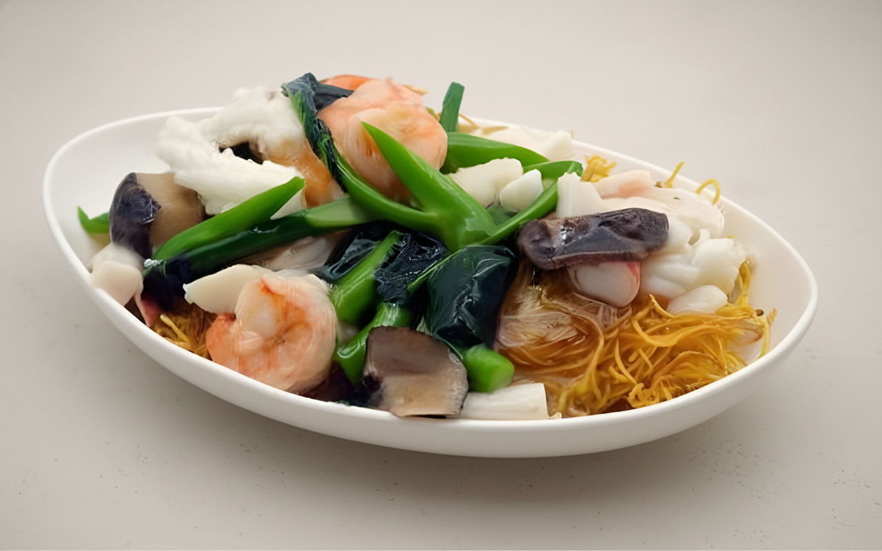 E6. Seafood Chow Mein